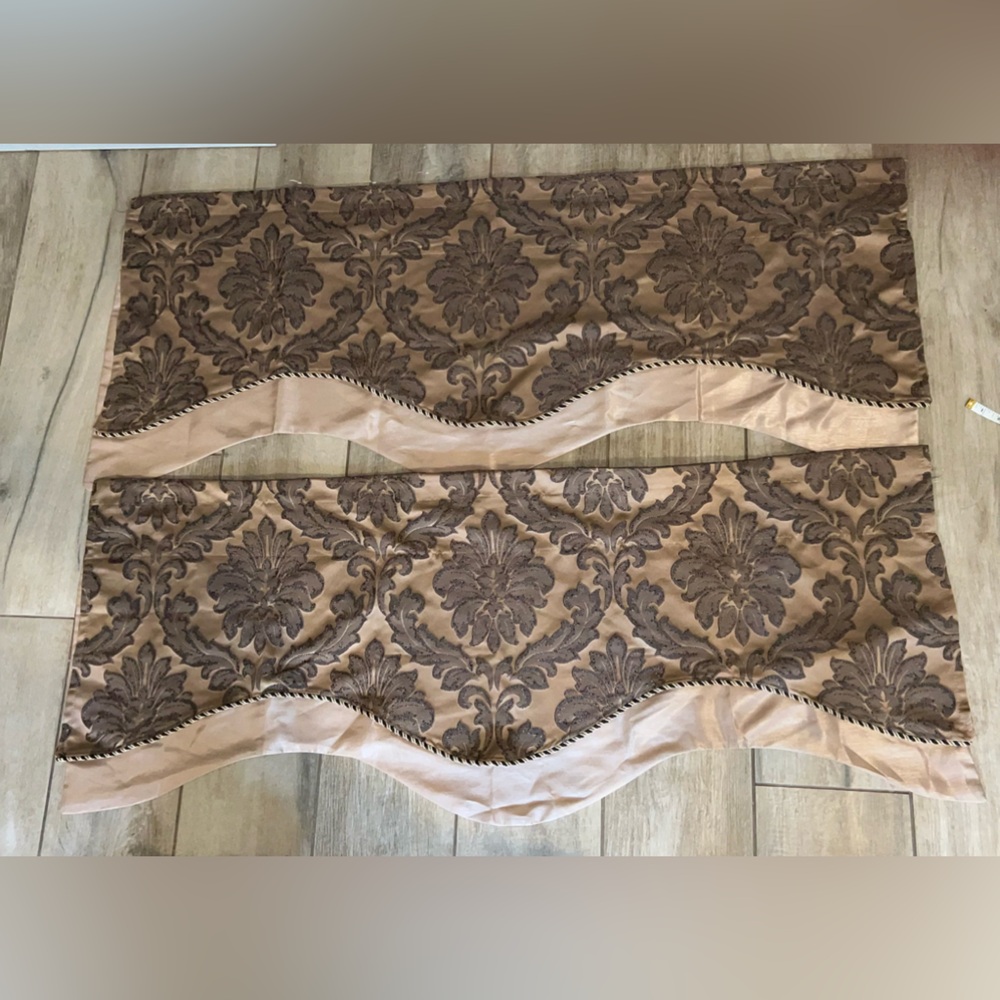 2 Luxury Brown Curtain panels. Each panel 50 in x 20 inches - Picture 7 of 8
